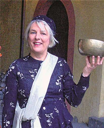 Angelika Krohne hat Weihnachtliches in ihrem Märchenbecher: Zu bestaunen im Sinziger Zehnthof am 19. Dezember. privat