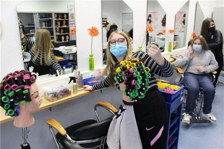 Angelika Michel: Jeder Lockenwickler und jeder Handgriff sitzt.