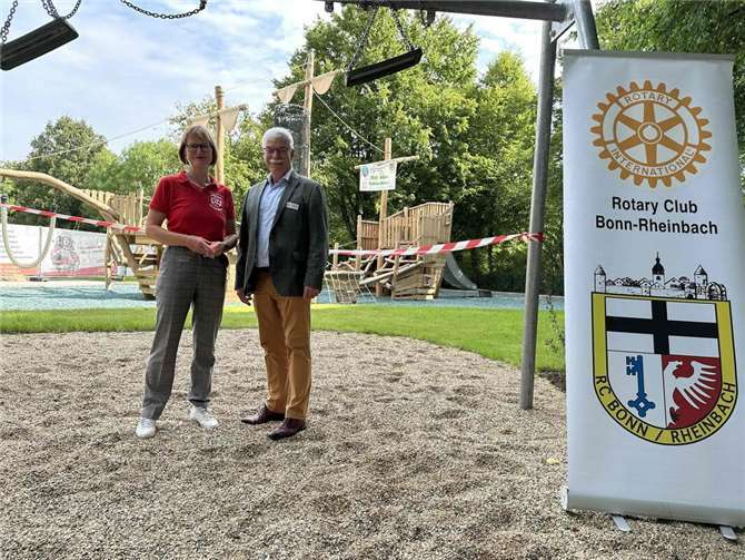 Gemeinschaftliche Hilfe nach der Flut: Spielplatz feierlich öffnet Angelika Neubauer, Vorsitzende des Ortsausschuss für Heimat- und Kulturpflege Heimerzheim e.V., und Jörg Vollmer, Präsident des Rotary Club Bonn-Rheinbach, bei der Eröffnung des Spielplatzes mit dem prominenten Piratenschiff im Hintergrund.
