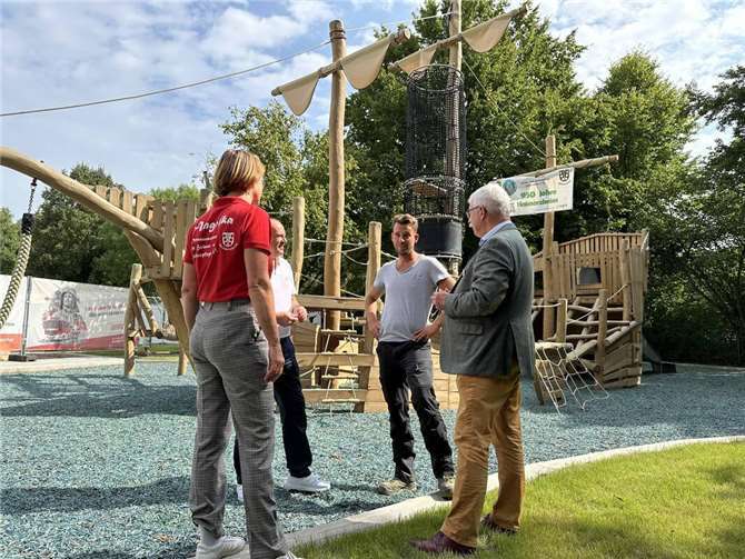 Gemeinschaftliche Hilfe nach der Flut: Spielplatz feierlich öffnet Angelika Neubauer, Vorsitzende des Ortsausschuss für Heimat- und Kulturpflege Heimerzheim e.V. und der Präsident des Rotary Club Bonn-Rheinbach , Jörg Vollmer, mit weiteren Sponsoren und dem Vertreter einer Baufirma vor dem Piratenschiff.