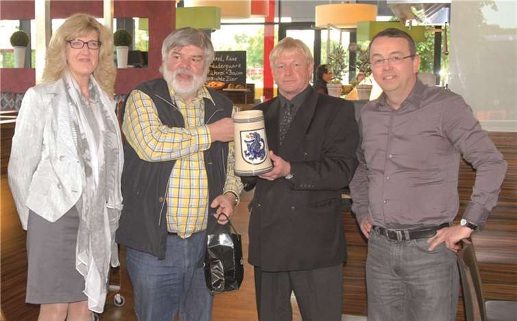 Angelika Schmidt (v.l.) sowie Jochen Wagner und Bernd Becker bedanken sich bei Volker Aust (2.v.l.) für die Unterstützung beim Wachtberger Bürgerbus-Verein.privat