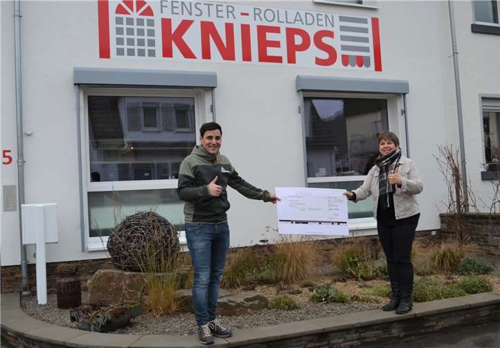 Angelika Schorn und Christoph Hengsberg bei den Übergabe des symbolischen Spendenschecks.Foto: E.T. Müller
