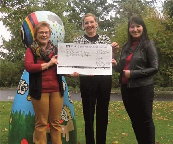 Angelika Steinsiek (li.) und Natalia Reimer-Gutsch (re.) von der ASF Mendig überreichen den Spendenscheck an Regina Freisberg, Direktorin des Jugendhilfezentrum Bernardshof. privat