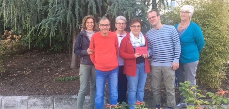 Angelika Steinsiek(3.v.r.) und Giesela Rösner (3.v.l) von der Arbeitsgemeinschaft Sozialdemokratischer Frauen Mendig sowie Mitglieder des LTK „Mendig verbindet“ bei der Spendenübergabe. Caritas Zentrum, Mendig