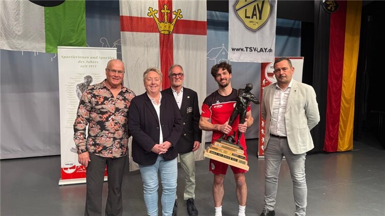 Angelo Schall (2. von rechts) durfte sich über die Trophäe „Sportler des Jahres 2025“ freuen. Zu den ersten Gratulanten zählten (von links) Axel Verhagen (1. Vorsitzender Stadtsportverband Koblenz), Ulrike Mohrs (Bürgermeisterin Stadt Koblenz), Lutz Itschert (Vorsitzender Koblenzer Ruderclub Rhenania e.V. - Stifter der Geheimrat-Wilhelm-Rautenstrauch-Trophäe) und Jörg Pfeffer (Amtsleiter Sport- und Bäderamt).