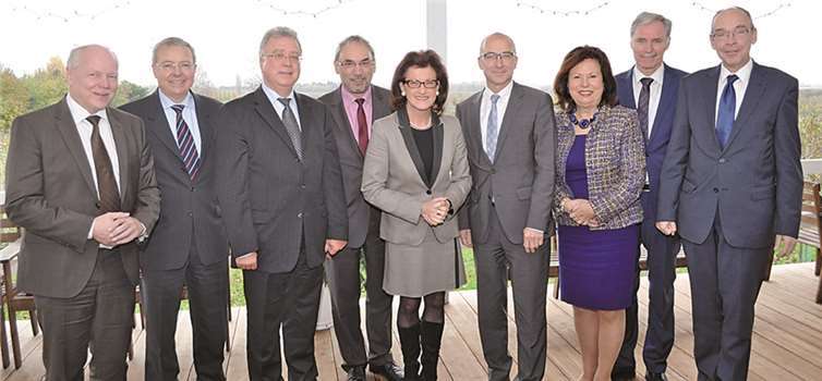 Angenehme Arbeitsatmosphäre herrschte beim Treffen in Meckenheim: (v.l.) Bürgermeister Theo Hüffel (Wachtberg), Landrat Frithjof Kühn, Bürgermeister Eckhard Maack (Swisttal), Bürgermeister Wolfgang Henseler (Bornheim), Regierungspräsidentin Gisela Walsken, Bürgermeister Bert Spilles (Meckenheim), Landtagsabgeordnete Ilka von Boeselager, Bürgermeister Rolf Schumacher (Alfter) und erster Beigeordneter Dr. Raffael Knauber (Rheinbach). Stadt Meckenheim
