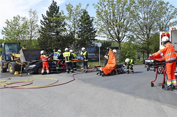 Angenommen wurde ein Verkehrsunfall zwischen einem Radlader und zwei Pkws.