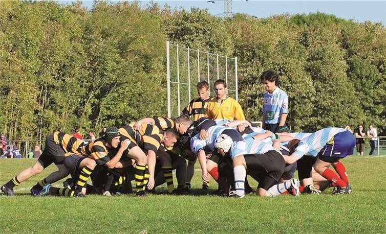 Angeordnetes Gedränge (Scrum) für Andernach (in Schwarz-gelb).Privat