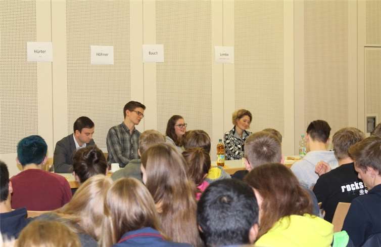 Angeregt diskutierten die Teilnehmer zu aktuellen Themen.  Philipp Bockshecker