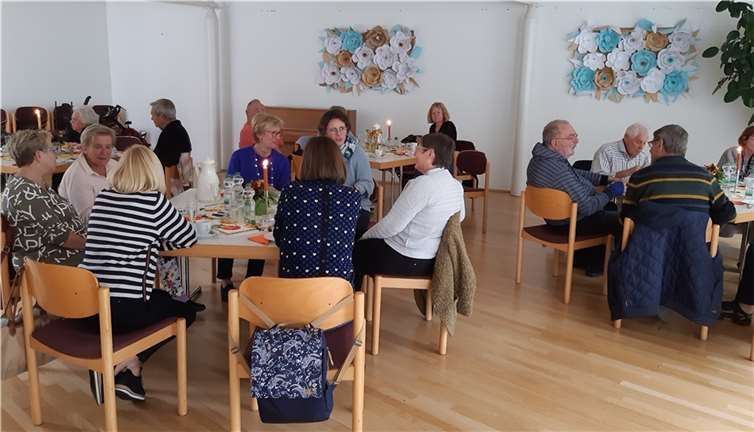 Angeregt tauschte sich die Runde aus und verbrachte einen lebhaften Nachmittag bei Kaffee und Kuchen. Foto: Caritas
