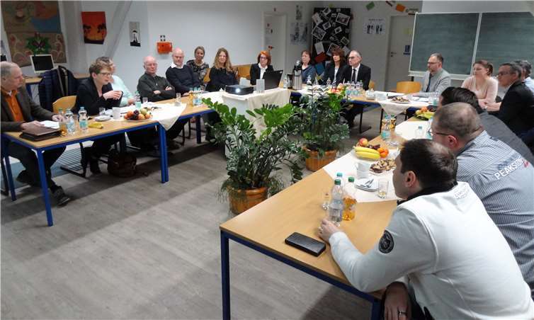 Ein sozialer Arbeitsmarkt soll sich im Westerwald entwickeln Angeregte Diskussionen beim Fachgespräch zum Teilhabechancengesetz bei der GFBI in Montabaur. Foto: privat