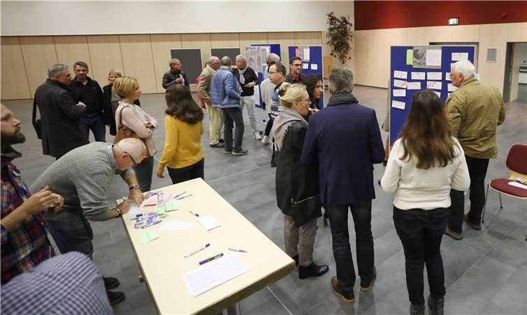 Angeregte Diskussionen über die Zukunft der Bahnhofstraße führten die Teilnehmer bei der öffentlichen Anliegerversammlung. Nitz Fotografie/VG Montabaur