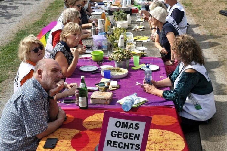 Angeregte Gespräche an der langen Tafel.