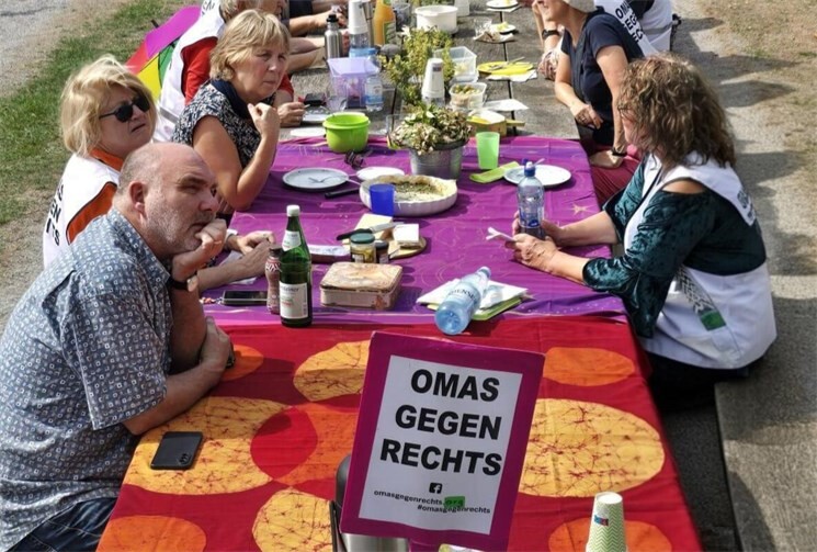 Angeregte Gespräche an der langen Tafel.