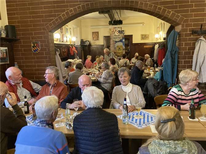 Angeregte Gespräche beim Döppekooche-Essen.Foto: Axel Kalb-Senioren BRH