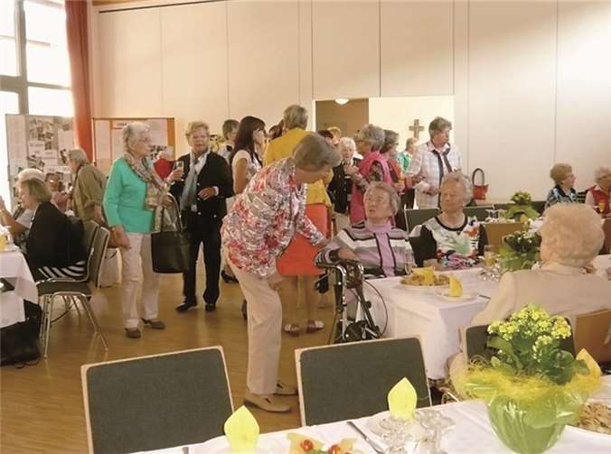 Angeregte Gespräche beim Sektempfang.  Privat