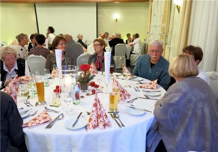 Angeregte Gespräche fanden unter den Teilnehmern der Weihnachtsfeier statt. privat