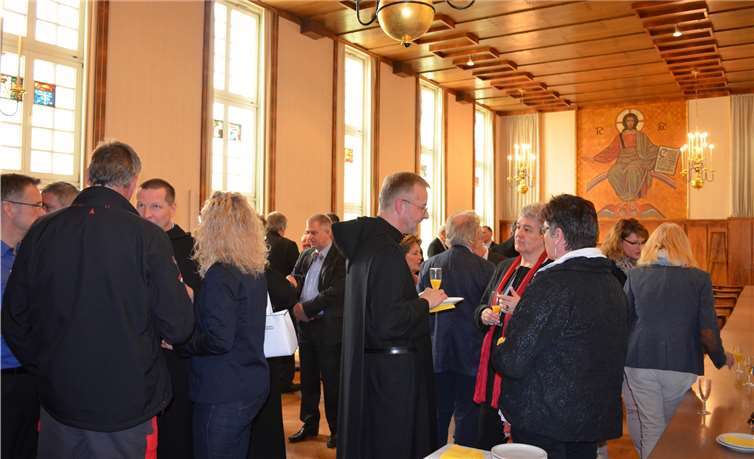 Angeregte Gespräche gab es beim Benediktsempfang in Maria Laach.  Privat