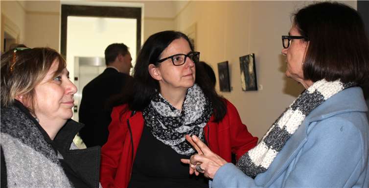 Angeregte Unterhaltung: Künstlerin Annette Predeek (v. l.),die stellvertretende Schulleiterin Uta Erlekampf und Johanna Kretschmer.