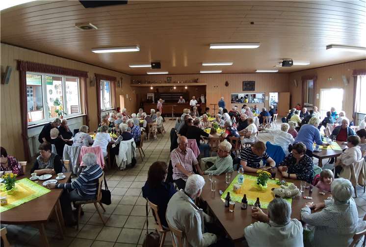 Angeregte Unterhaltung in der SchützenhalleFoto: privat