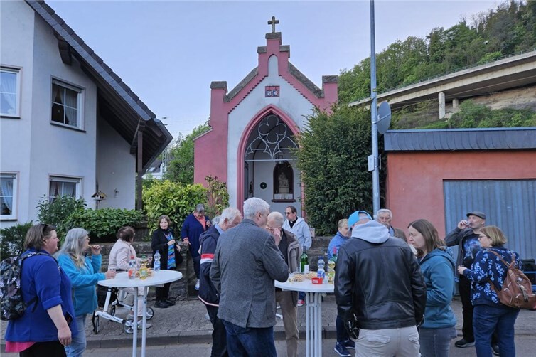 Angeregte Unterhaltung unter Nachbarn nach der Andacht