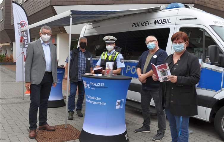 Angeregter Austausch am Polizei-Mobil, von links: der Erste Beigeordnete Hans Dieter Wirtz, Kriminalhauptkommissar Thomas Risch, Polizeioberkommissarin Stefanie Sahli, der Technische Sicherheitsberater der Kriminalpolizeilichen Beratungsstelle Roland Kirschhausen und Bettina Wilms, Leiterin des städtischen Fachbereichs Öffentliche Sicherheit und Ordnung, Feuerwehr und Bevölkerungsschutz. Foto: Stadt Meckenheim