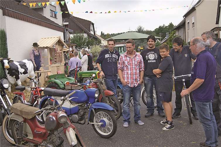 Angesichts der historischen Kultfahrzeuge staunten die Harschbacher nicht schlecht. privat