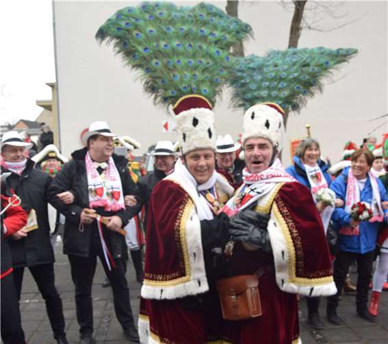 Angesichts des glücklichen Ausgangs tanzten Bauer André aus Queckenberg und sein Wormersdorfer Amtskollege Zappes vor Freude.