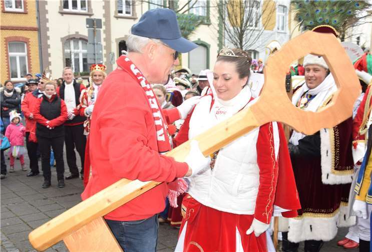 Angesichts des verlockenden Angebots der Prinzessin konnte Bürgermeister Stefan Raetz nicht anders, als Astrid I. den Stadtschlüssel zu überreichen.