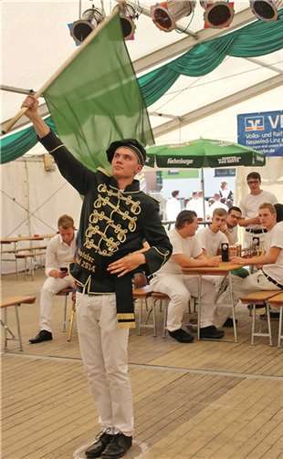 Angespannt beobachten die Nönghüüder die Darbietung ihres letzten Hoffnungsträgers auf die Bundesmeisterschaft. DL