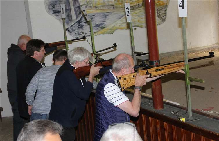 Angespannte Konzentration beim Zielen auf die Pfänder.