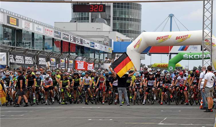 Angespanntes warten die Akteure auf den Startzum 24-Stunden-Rennen bei Rad am Ring.