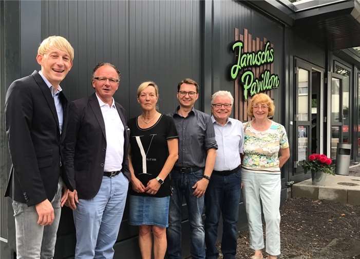 Angetan vom Engagement der Familie Fischer waren der Vorsitzende des SPD-Stadtverbands, Marc Ruland (v. l.), und Oberbürgermeister Achim Hütten. privat