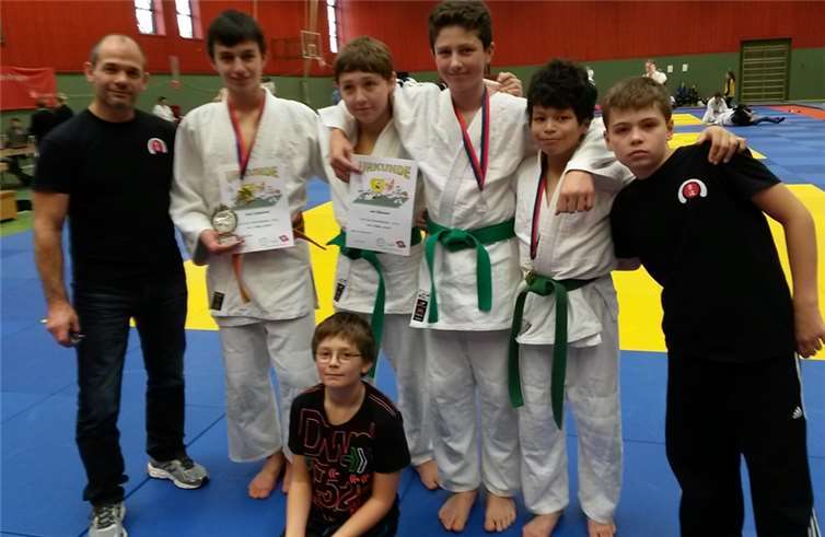 Angetretene Judoka U15 des JC Hennef/ Linz mit Trainer Kamen Kasabov. privat