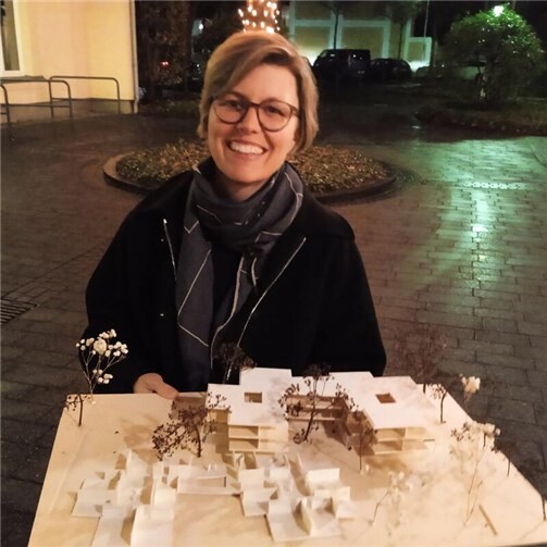 Angie Müller-Puch brachte zur Ratssitzung ein Modell ihres Entwurfs der neuen Grundschule Bad Neuenahr mit.