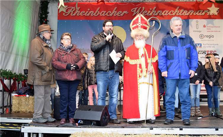 Angie und Erich Marschall (v. l.), Oliver Wolf, Nikolaus Willi Botz und Bürgermeister Stefan Raetz bei der eröffneten den Markt offiziell.  EICH