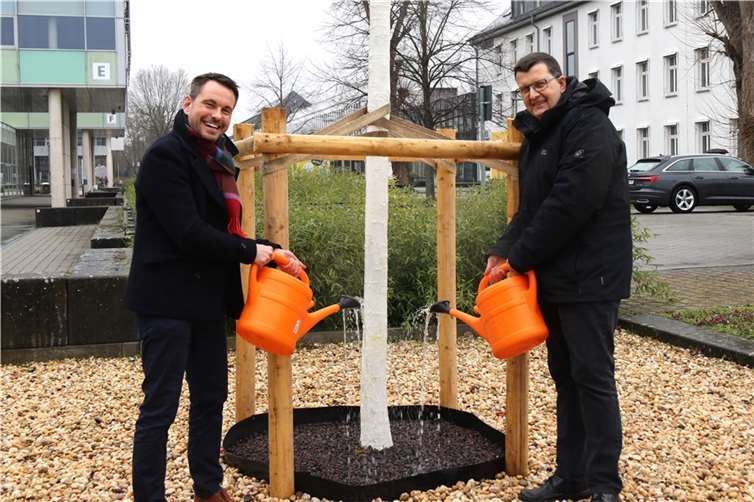 Angießen des Geburtsbaum, v.l.n.r. David Langner (Oberbürgermeister Stadt Koblenz), Prof. Dr. Stefan Wehner (Präsident der Universität Koblenz).  Foto: Uni Koblenz / Philipp Stieffenhofer