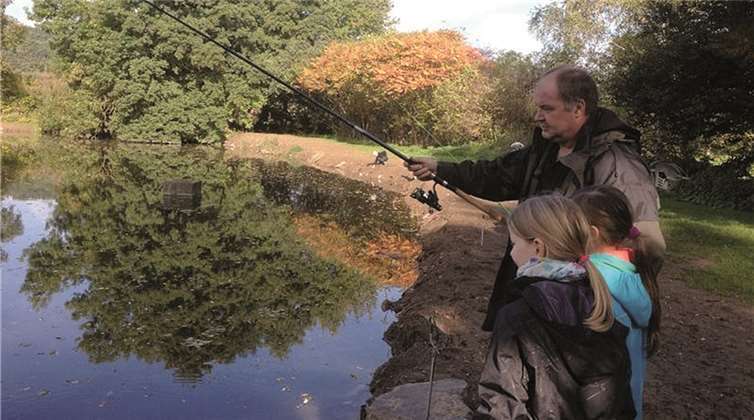 Angler Arne Thiel zeigte den Kindern, wie sie richtig angeln und dabei viele Fische am Haken haben. Privat