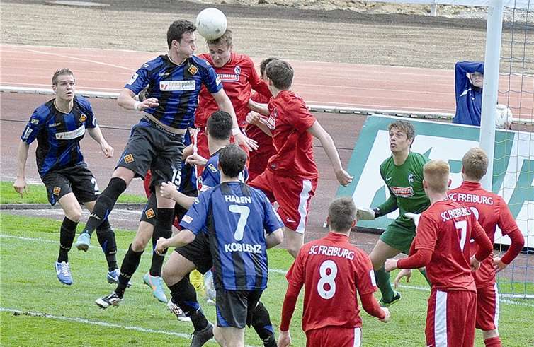 Angreifer Dimitrios Ferfelis im engen Kopfballduell.  UKO