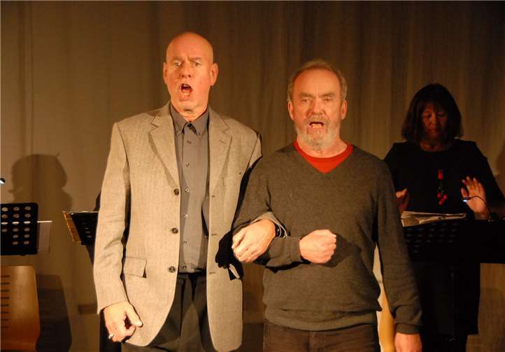 Angsteinflößend: Hier spielen zwei Mitglieder der Theatergruppe machttrunkene, aggressiv auftretende NS-Schergen.