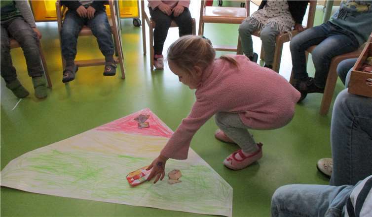 Anhand der Ernährungspyramide lernen die Kinder die Grundlagen gesunder und ausgewogener Ernährung kennen. Fotos: Kita Hummelnest
