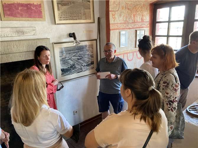 Anhand der kleinen Ausstellung im Inneren des Weißen Turmes erläuterte Johannes Juchem die Geschichte und die drei Merkmale der Stadt, Bier, Blech und Bims. Quelle: VG Weißenthurm