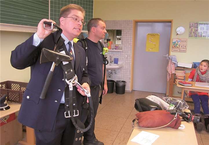 Anhand der mitgebrachten Gerätschaften wurden einige Arbeitsbereiche der Feuerwehr anschaulich gemacht. privat