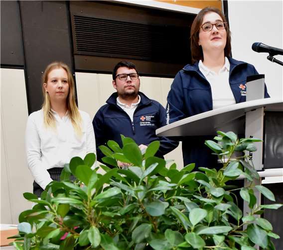 Anhand des Baumes erklärtedas DRK-Team aus Niederwerth den Ortsverein.