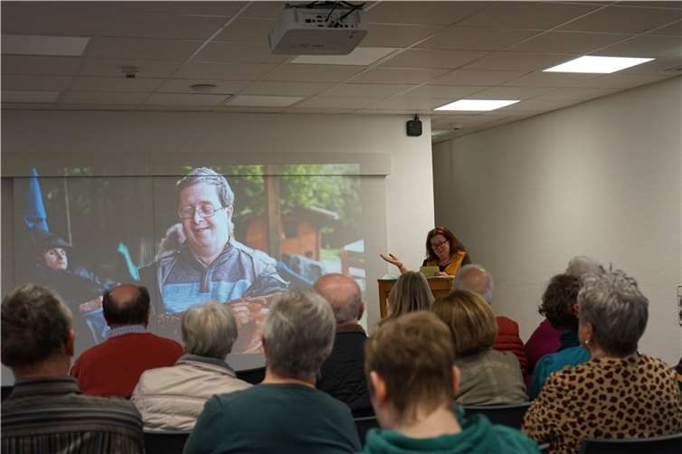 Anhand einer Fotopräsentation erläuterte Christine Vogt sehr eindrucksvoll wie und beispielsweise mit welchen Hilfsmitteln den Klient*innen die Teilhabe am Arbeitsleben ermöglicht wird. Quelle: FWS
