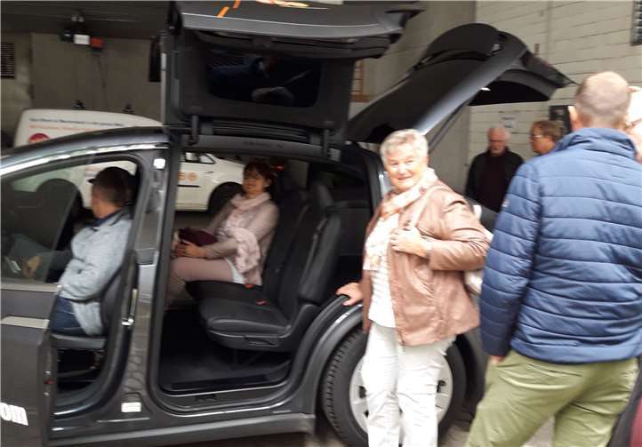 Anhand eines Tesla-Modells wurden die verschiedenen Aspekte zu Reichweite, Ladezeiten und Beschleunigung erörtert.