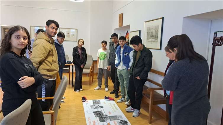 Anhand eines Zeitstrahls und mit Fotos, konnten die Teilnehmer und Teilnehmerinnen ihr Wissen überprüfen.  Foto: privat