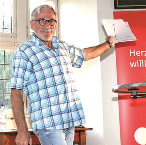 Anhand eines großen „L“ erklärte Peter Nüesch das Leben, die Liebe, die Leidenschaft, die Lust und das Laster.