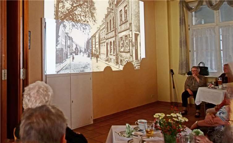 Anhand historischer Postkarten erlebten die Gäste der AWO-Veranstaltung das Leben in Metternich in vergangenen Zeiten. Foto: privat
