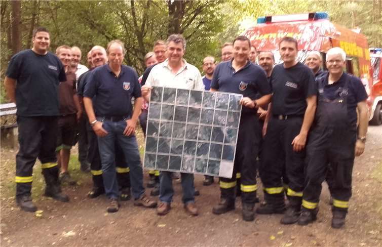 Anhand von Kartenmaterial nahmen die Führungskräfte der Sinziger Feuerwehren den Stadtwald in Augenschein. Foto: privat